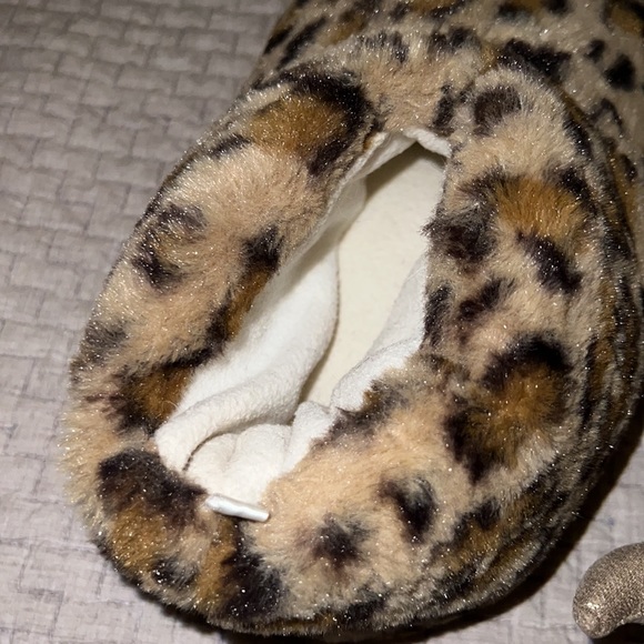 Kid’s Old Navy monster slippers. Size 1/2 - Picture 3 of 4